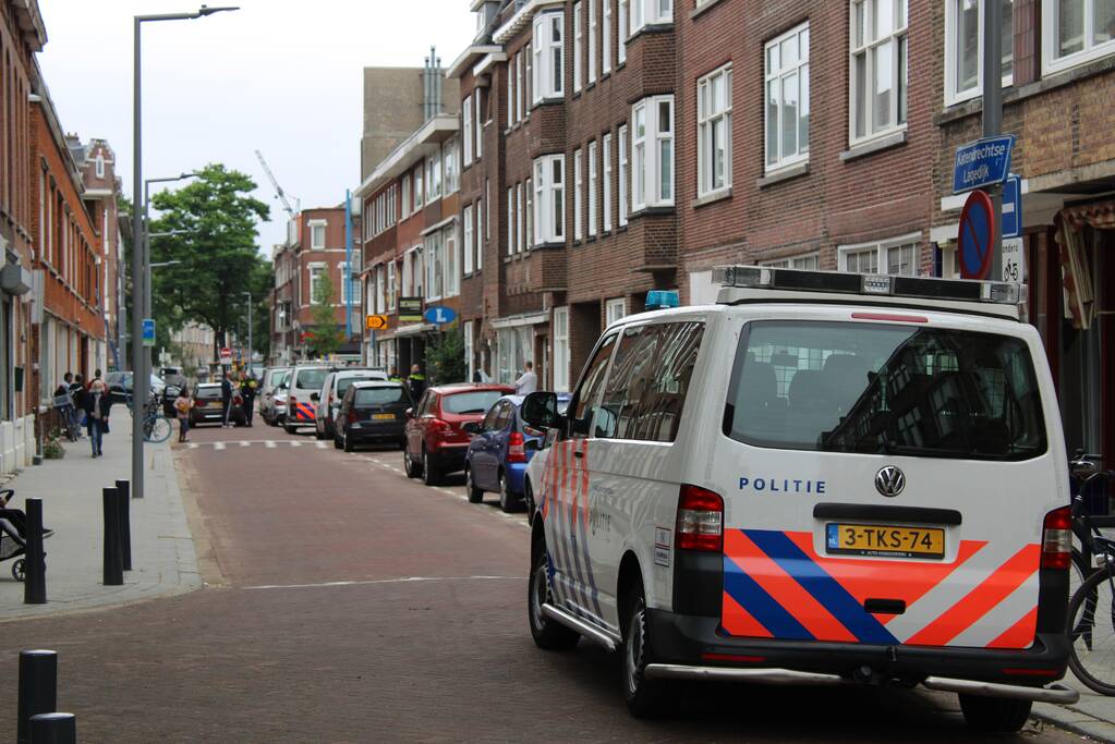 Man slaat ramen en deur in van thuiszorgwinkel Nisanur Zorg