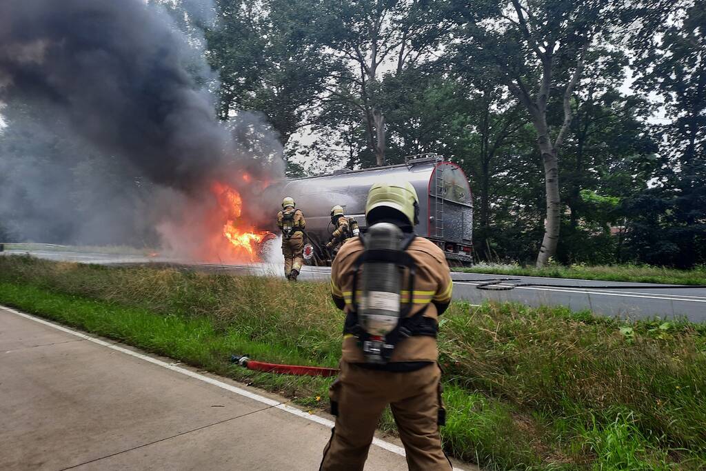 Vrachtwagen volledig verwoest door brand