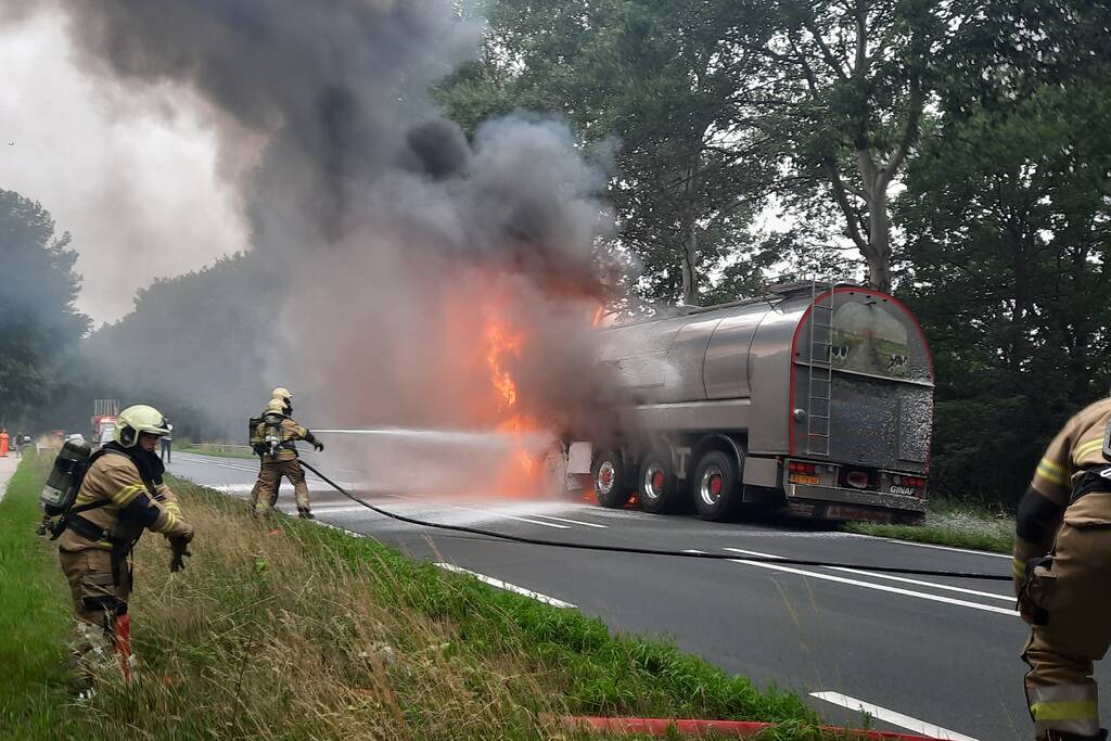 Vrachtwagen volledig verwoest door brand