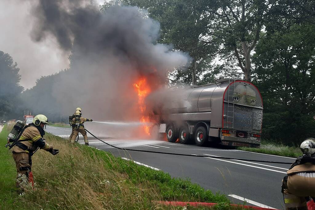 Vrachtwagen volledig verwoest door brand