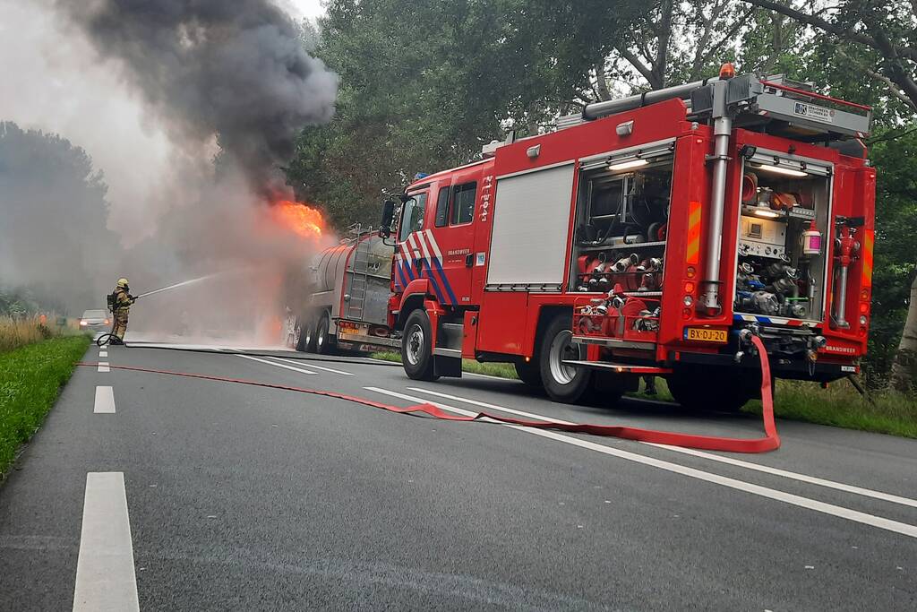 Vrachtwagen volledig verwoest door brand
