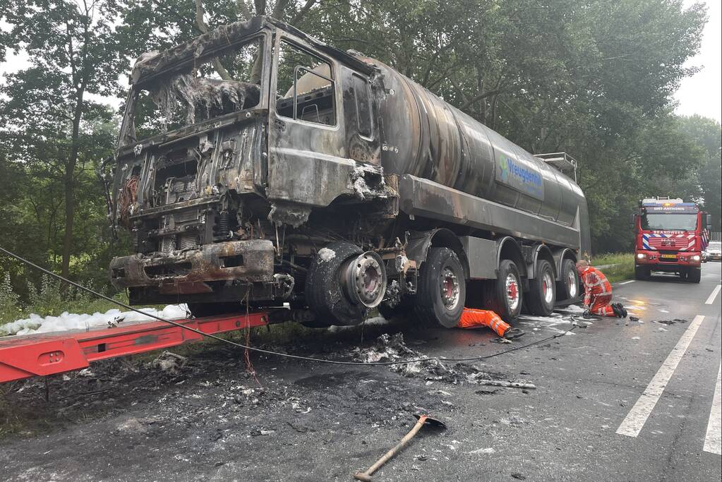 Vrachtwagen volledig verwoest door brand
