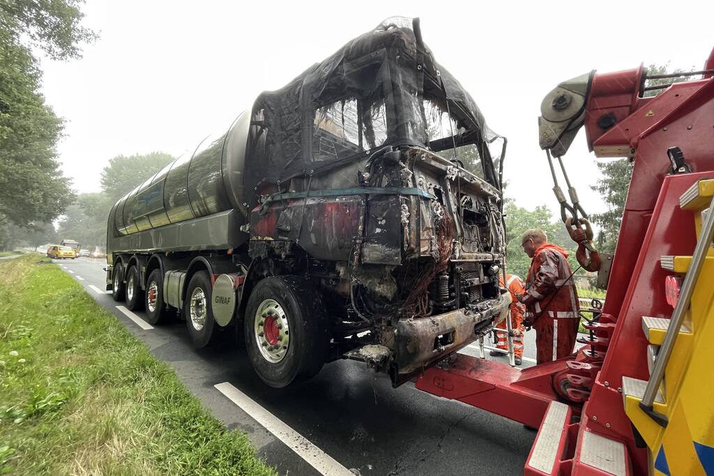 Vrachtwagen volledig verwoest door brand