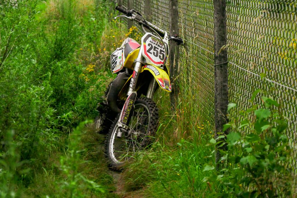 Persoon gewond tijdens illegaal crossen in bos