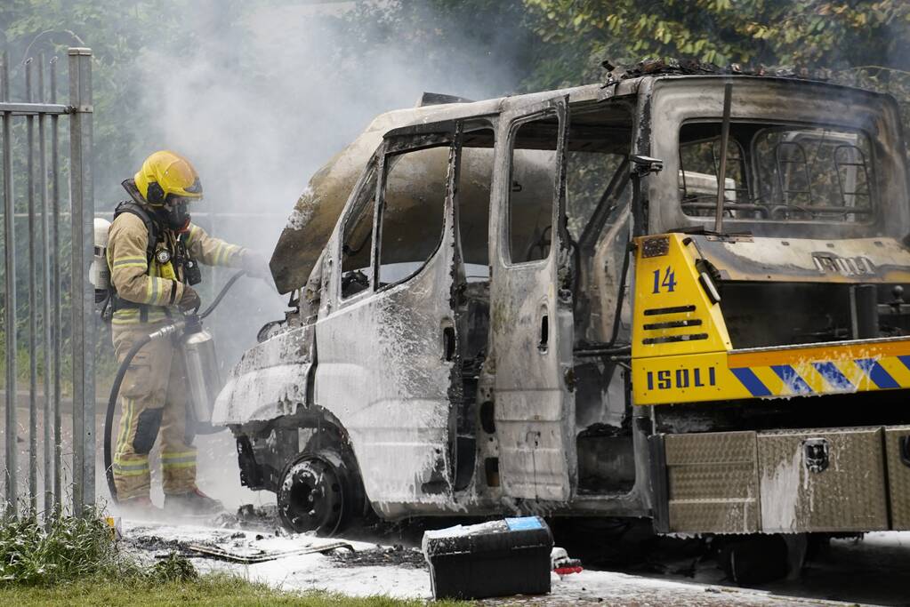 Bergingsvoertuig brandt volledig uit