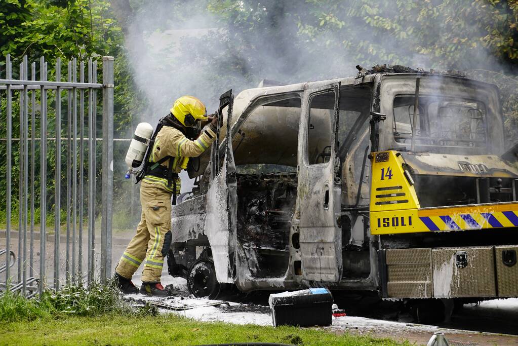 Bergingsvoertuig brandt volledig uit