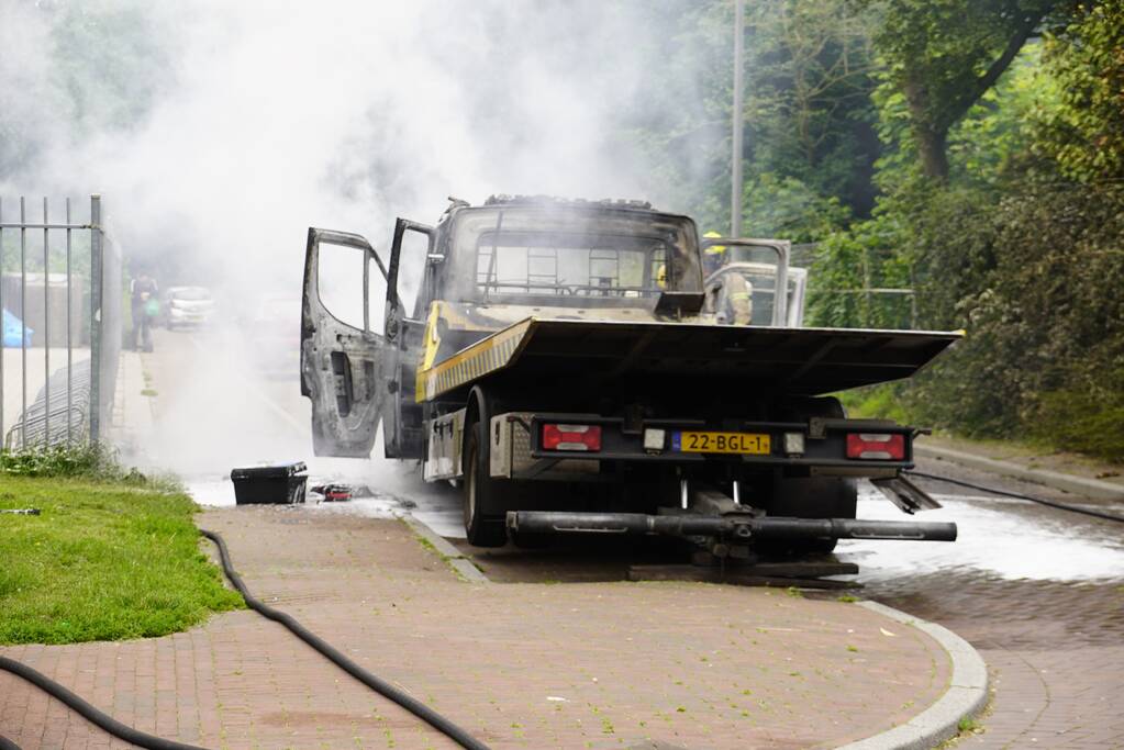 Bergingsvoertuig brandt volledig uit