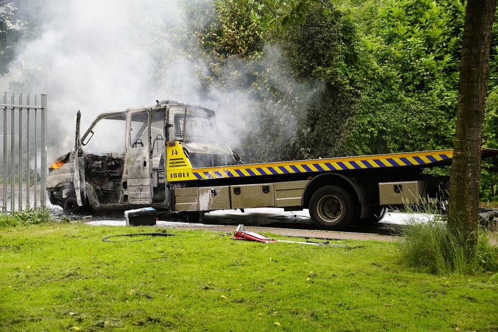 Bergingsvoertuig brandt volledig uit