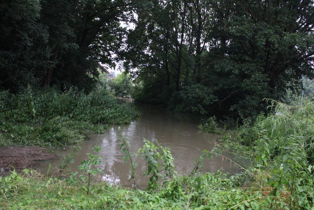 Auto gaat kopje-onder