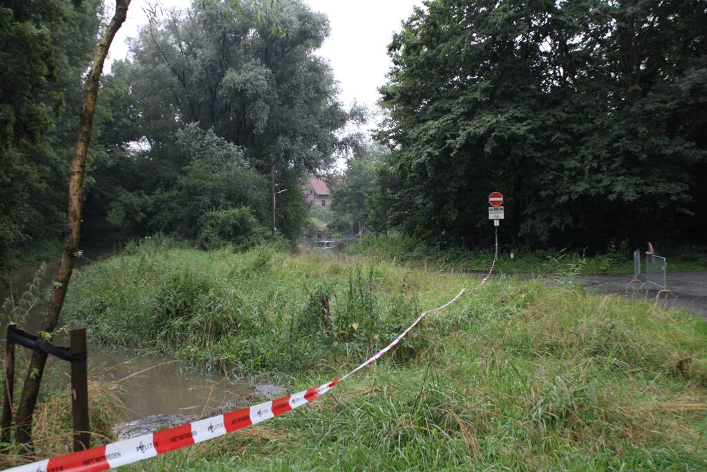 Auto gaat kopje-onder