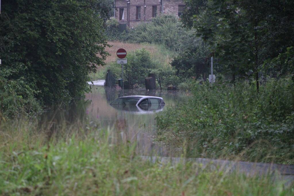 Auto gaat kopje-onder