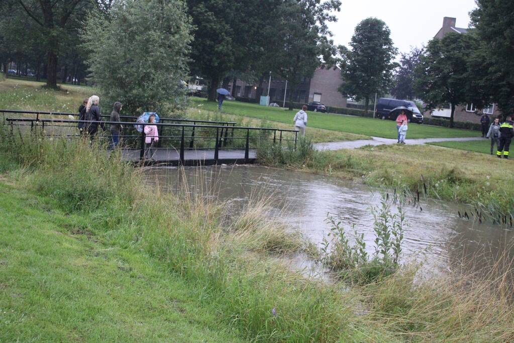 Auto gaat kopje-onder