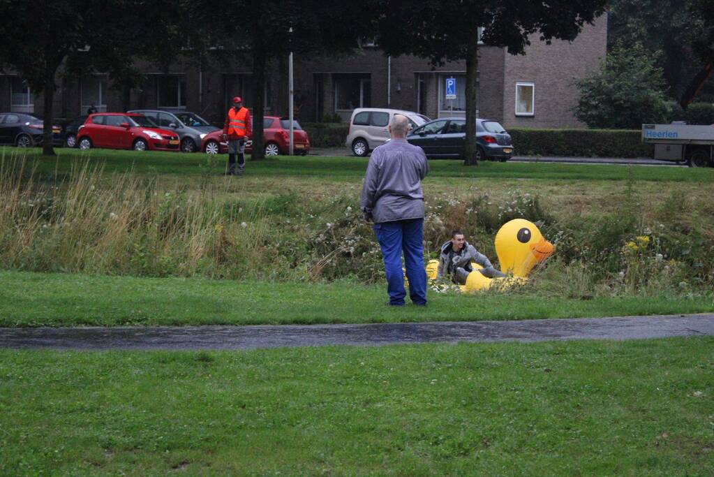 Auto gaat kopje-onder