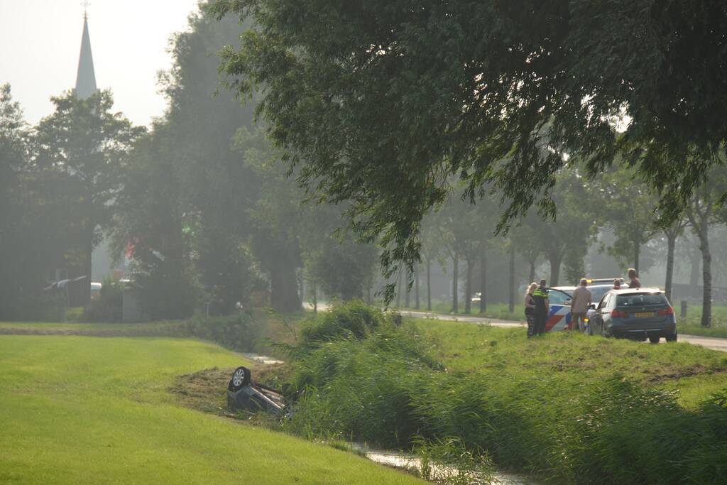 Auto belandt op de kop in de sloot