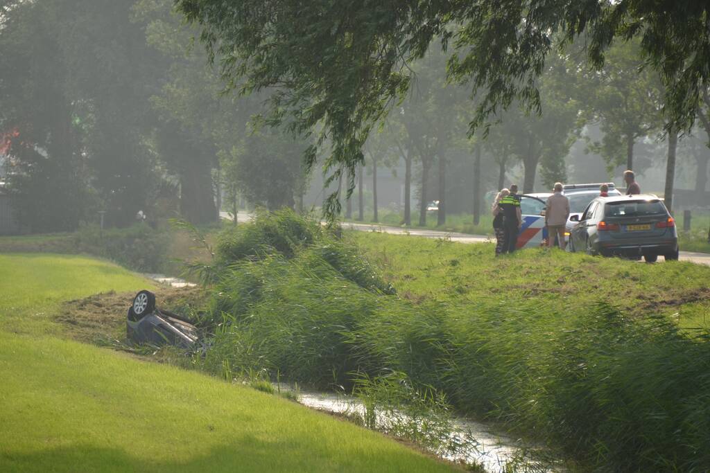 Auto belandt op de kop in de sloot
