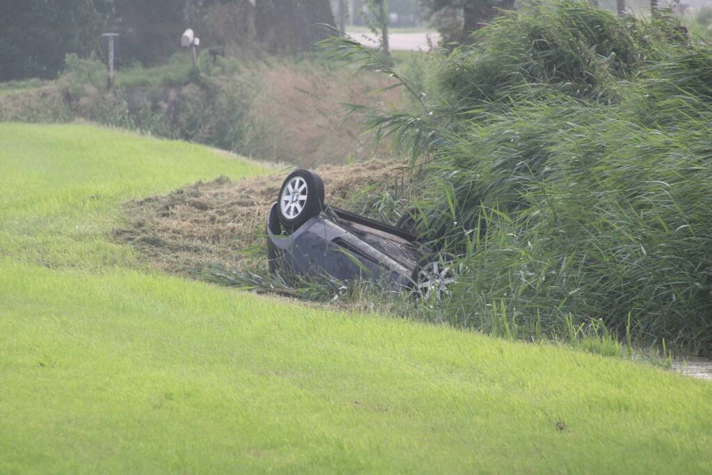 Auto belandt op de kop in de sloot