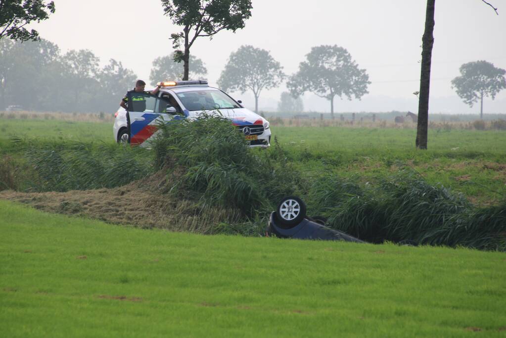 Auto belandt op de kop in de sloot