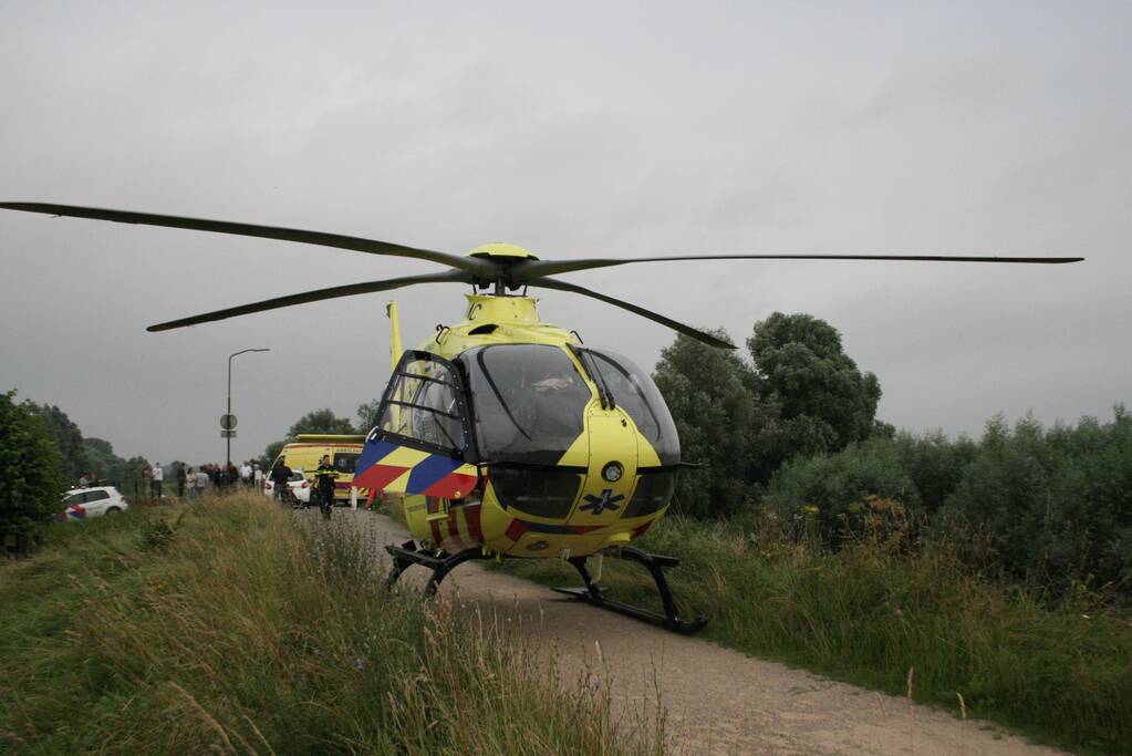 Man raakt gewond in weiland