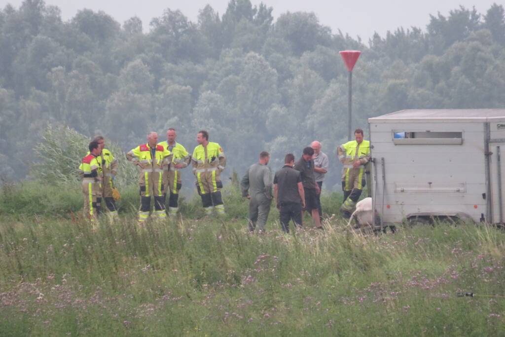 Man raakt gewond in weiland