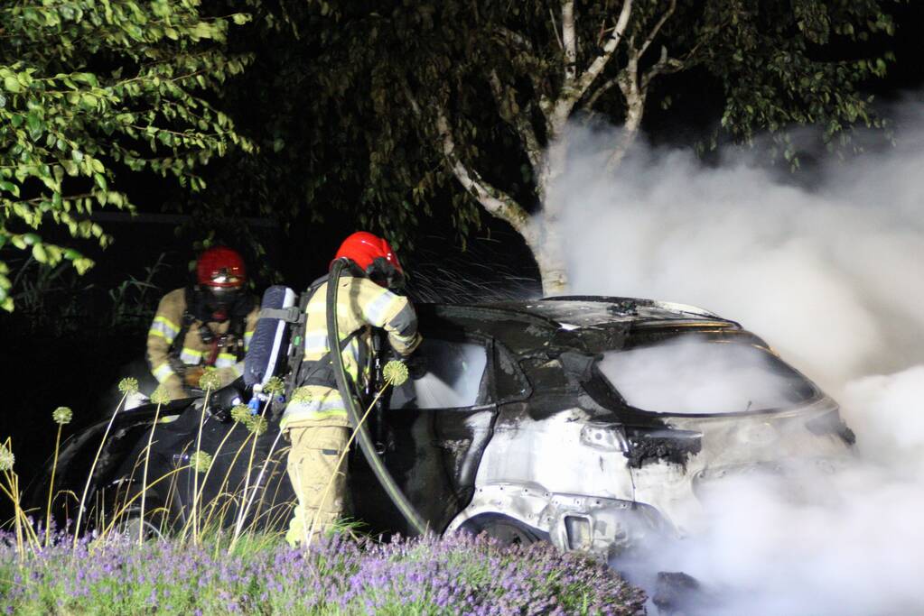 Twee auto's compleet uitgebrand