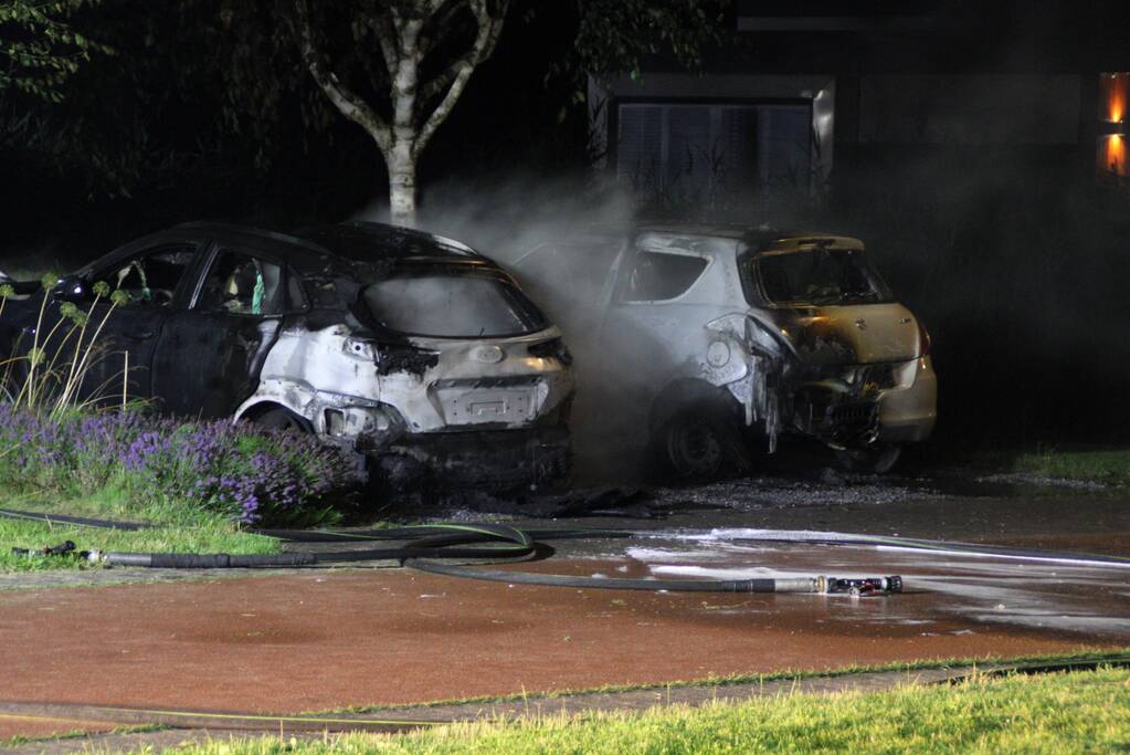 Twee auto's compleet uitgebrand