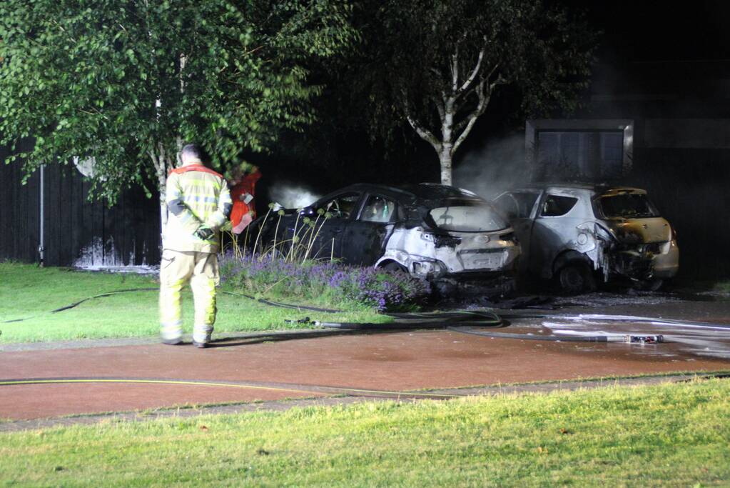 Twee auto's compleet uitgebrand