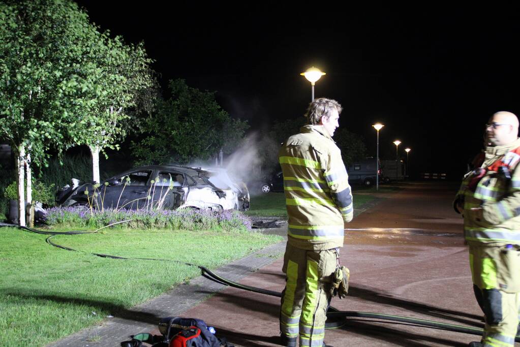 Twee auto's compleet uitgebrand