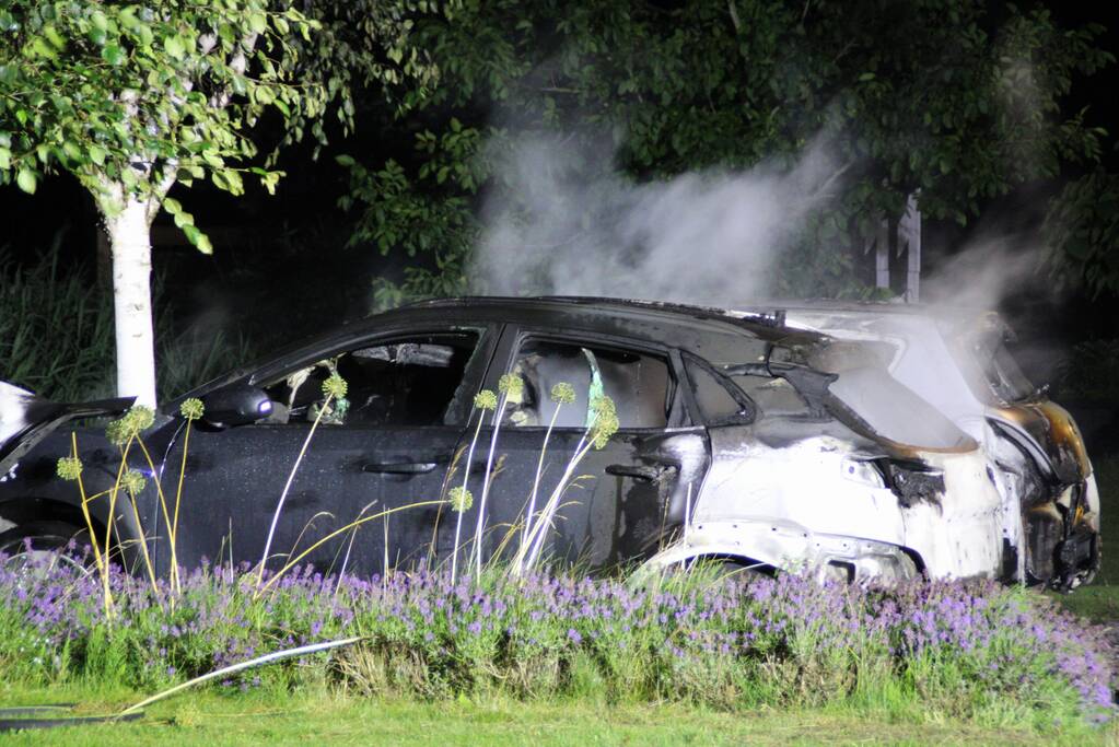 Twee auto's compleet uitgebrand