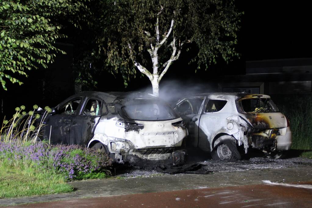 Twee auto's compleet uitgebrand