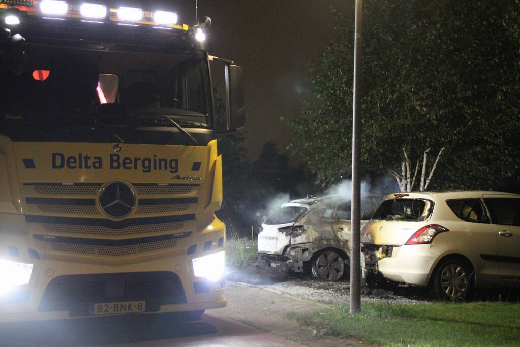 Twee auto's compleet uitgebrand