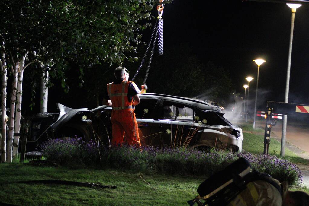 Twee auto's compleet uitgebrand