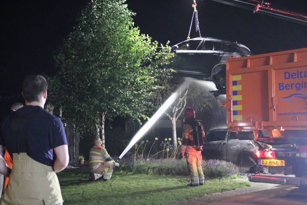 Twee auto's compleet uitgebrand