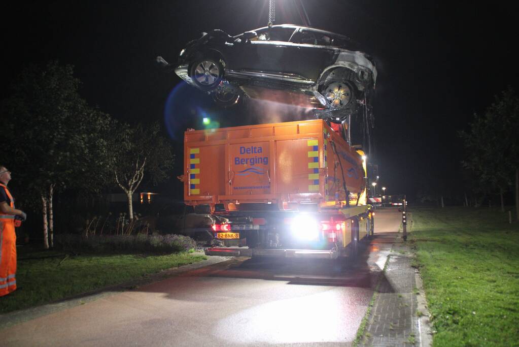 Twee auto's compleet uitgebrand