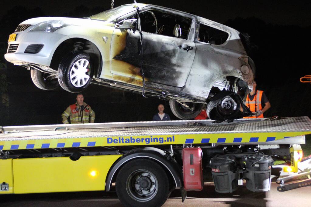 Twee auto's compleet uitgebrand