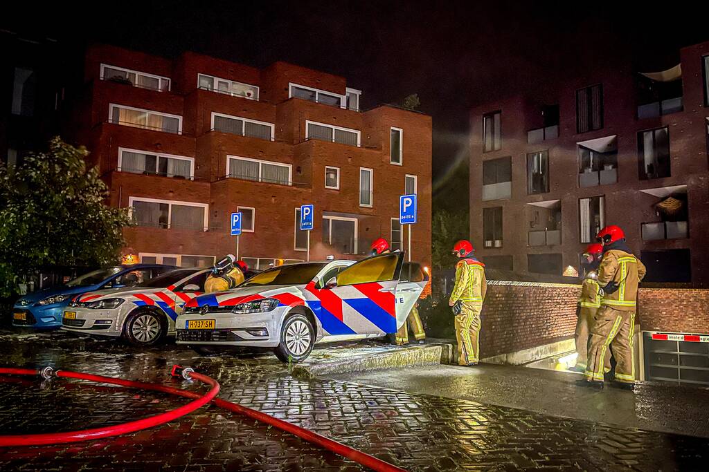 Twee politieauto's vliegen in brand