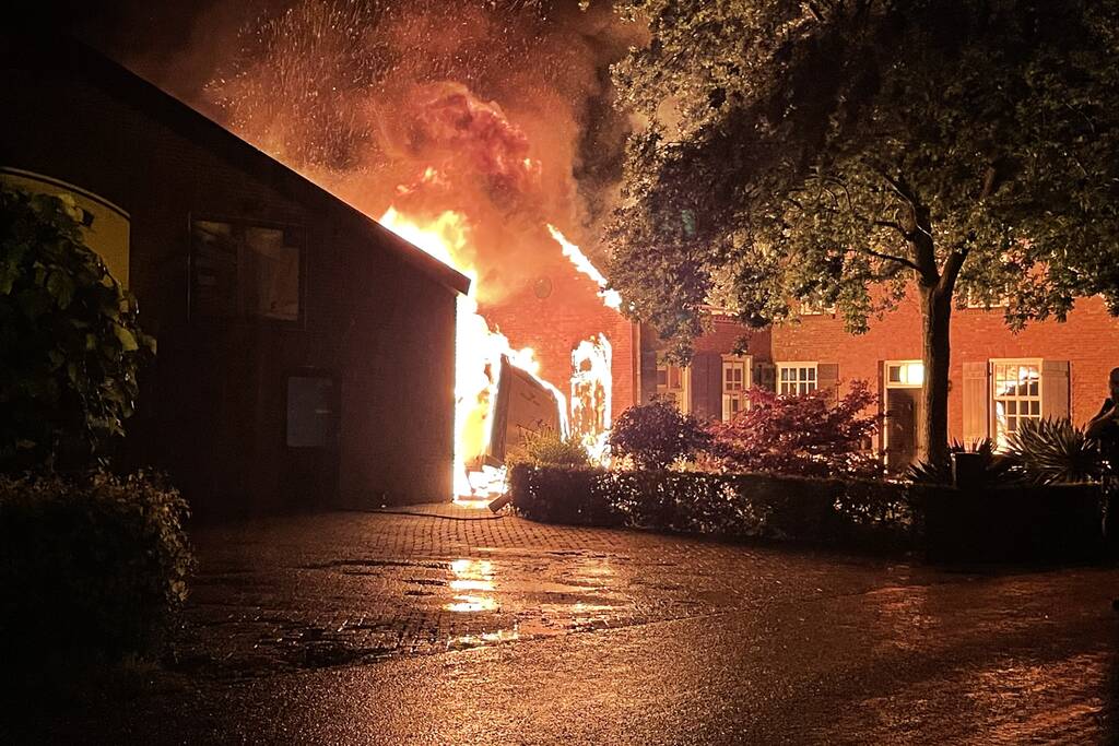 Kalven gered bij grote brand
