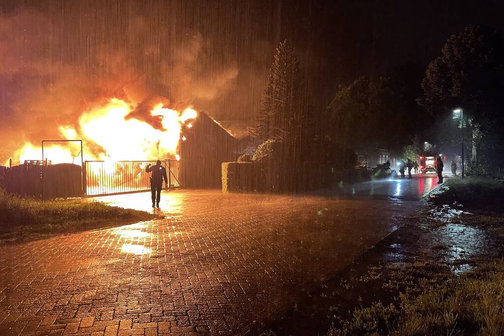 Kalven gered bij grote brand