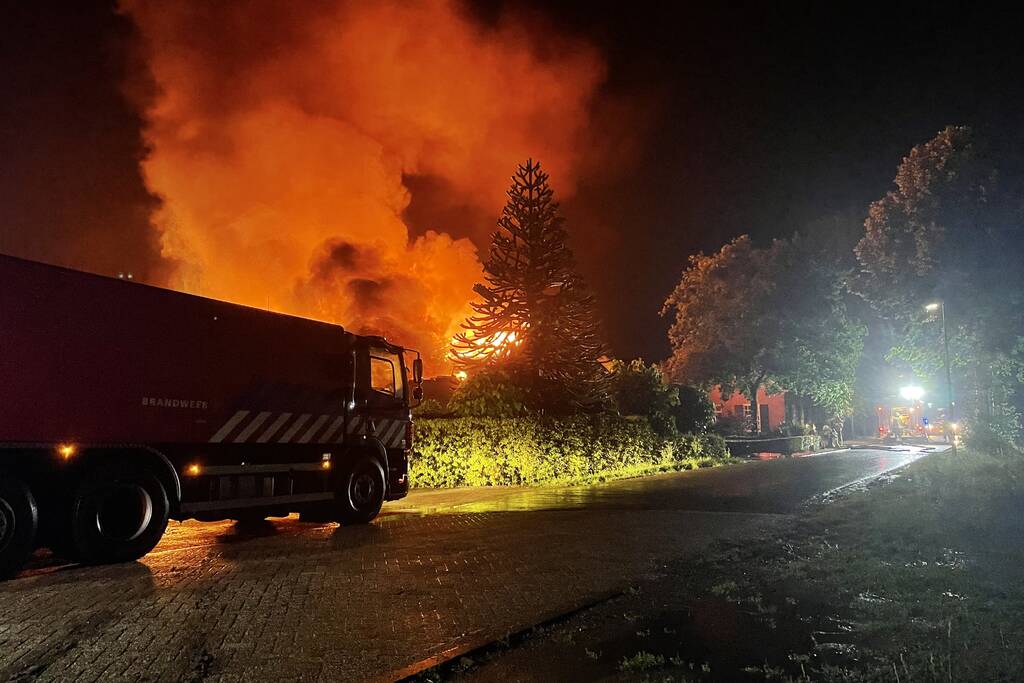 Kalven gered bij grote brand