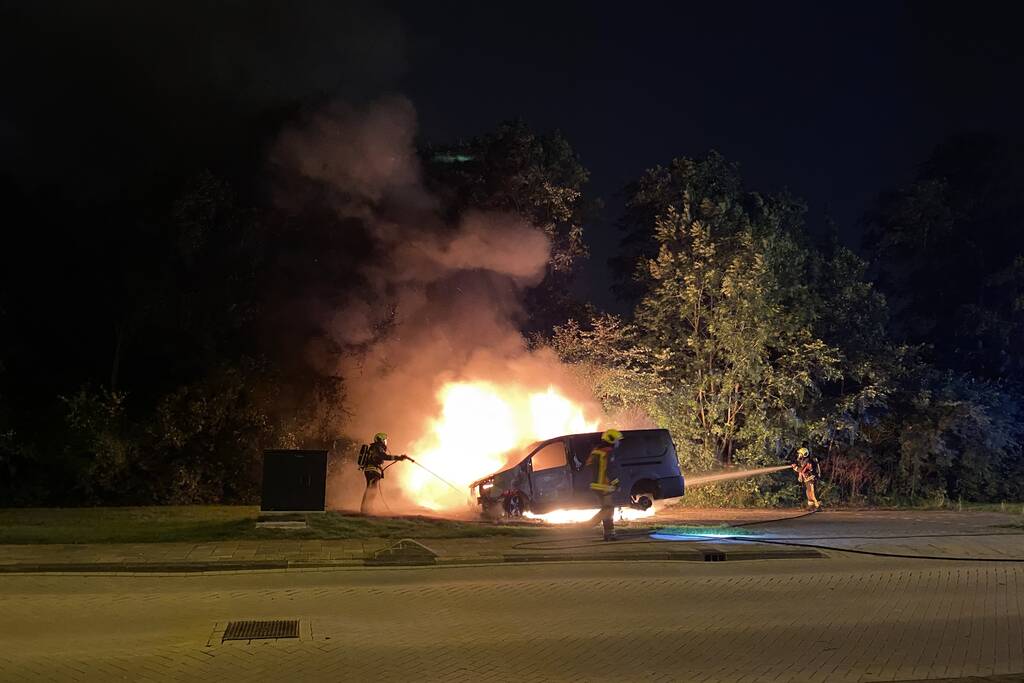 Bestelbus en auto vliegen in brand