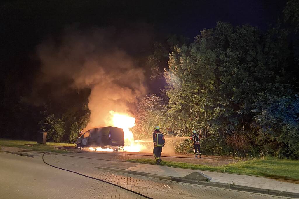 Bestelbus en auto vliegen in brand