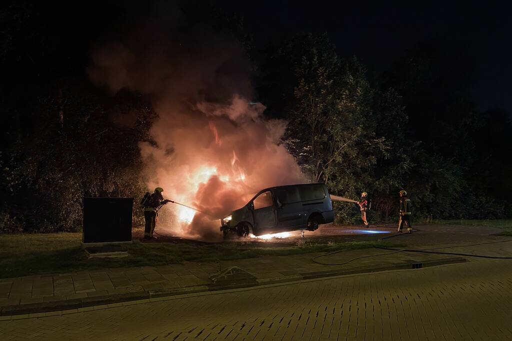 Bestelbus en auto vliegen in brand