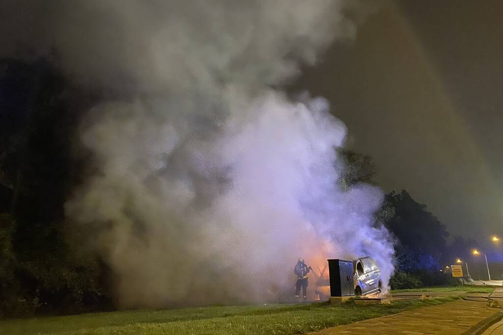 Bestelbus en auto vliegen in brand