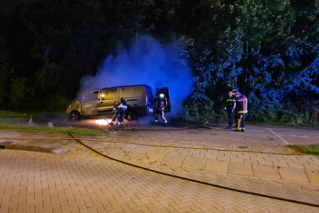 Bestelbus en auto vliegen in brand