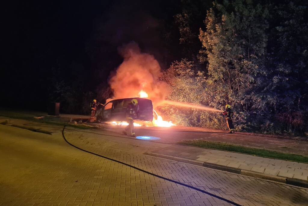 Bestelbus en auto vliegen in brand