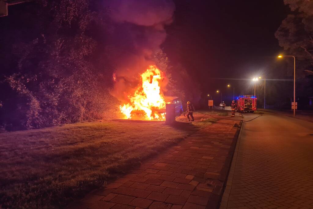 Bestelbus en auto vliegen in brand