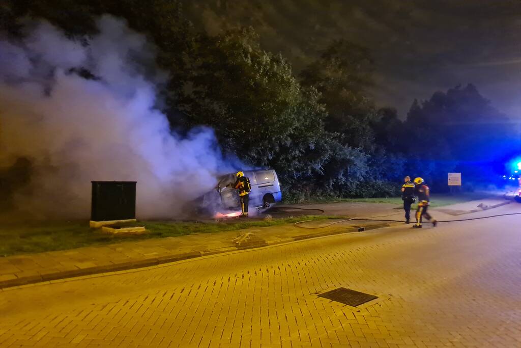Bestelbus en auto vliegen in brand
