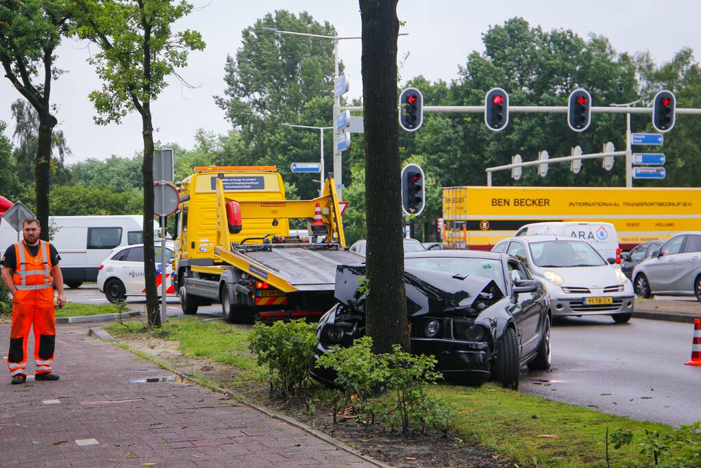 Auto knalt op boom