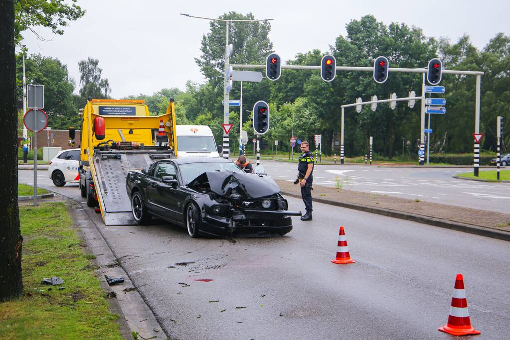 Auto knalt op boom