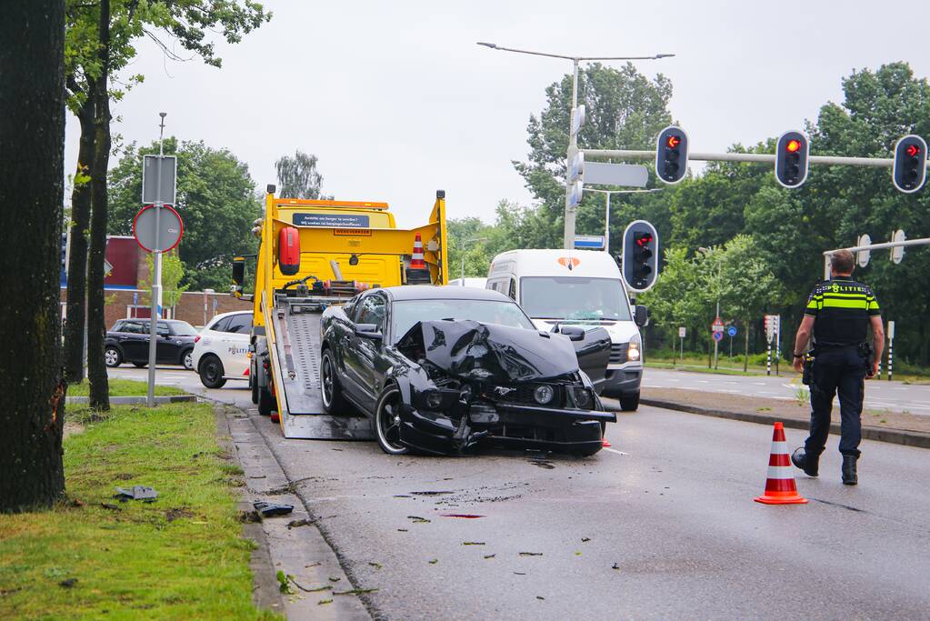 Auto knalt op boom