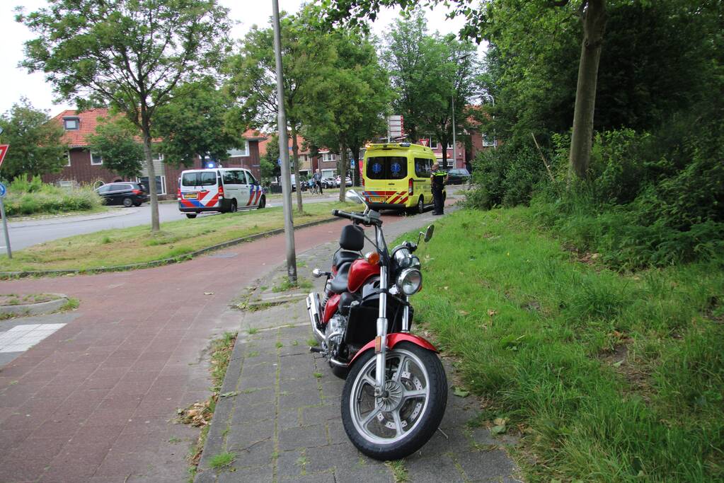 Motorrijder gaat onderuit op rotonde
